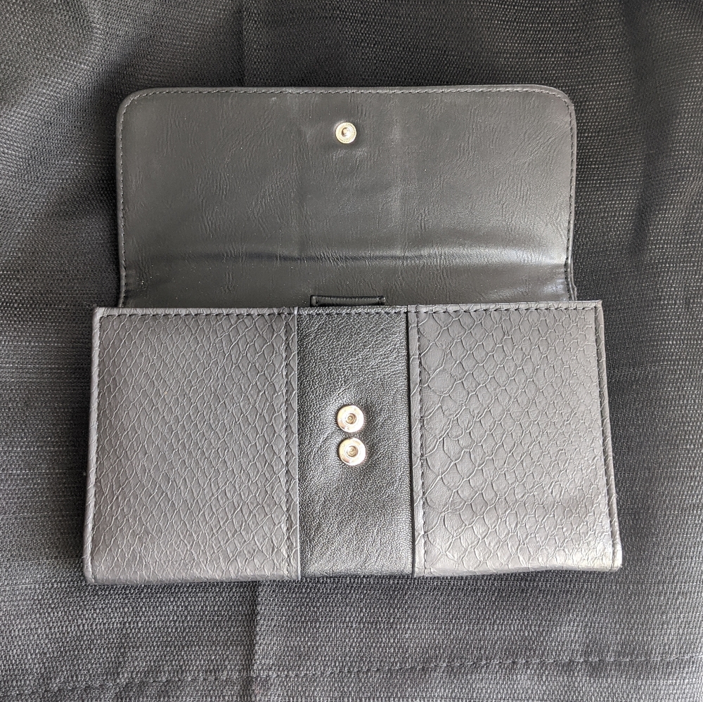 Guess Wallet - Picture 4 of 8